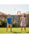 Otroka igrata badminton na domačem vrtu