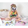 Deklica nosi ustvarjeno masko iz kompleta za izdelavo mask