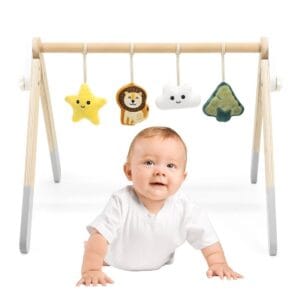 Dojenček pod lesenim igralnim lokom z igračami