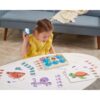 Deklica se igra igro Sea Secret na mizi – zabavna in poučna igra z morskimi motivi za otroke