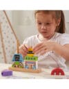 Deklica sestavlja pisane lesene robotske kocke