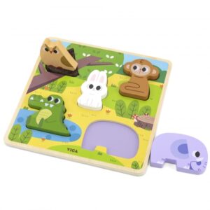 Deklica drži lesen didaktični komplet z uro in termometrom