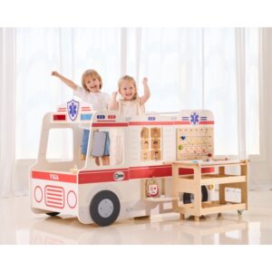 otroška igra vlog – pregled pacientov in uporaba pripomočkov