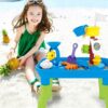 Deklica se igra z vodno mizo na plaži