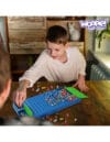 Deček igra družabno igro z barvnimi čepki