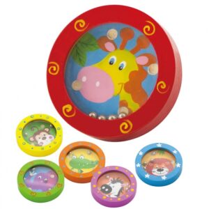 Igra metanja obročev z barvnimi lesenimi tarčami in klobuki