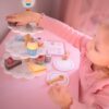 Mami in hči ustvarjata slaščičarsko zgodbo – igrača za skupno preživljanje časa