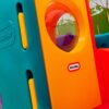 Oranžno-rumeni del otroškega plezala Little Tikes s krožnim oknom