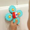 Otroška igrača spinner v obliki cvetlice – za razvoj spretnosti.