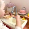 Otroški pomivalni pult s koritom in pipo – realistična kuhinjska igrača.