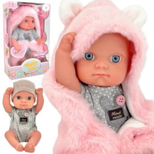 Realistična punčka v roza plišasti oblekici s kapuco – igrača za deklice