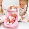 Punčka v roza nosilki – lahka prenosna igrača za deklice