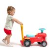 Deček potiska rdeč poganjalec traktor s potisnim ročajem.