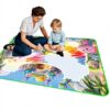 Otrok in odrasli rišeta na izobraževalni igralni podlogi