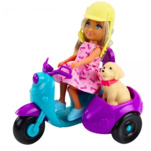 Punčka na skuterju z rumenim psom igračo