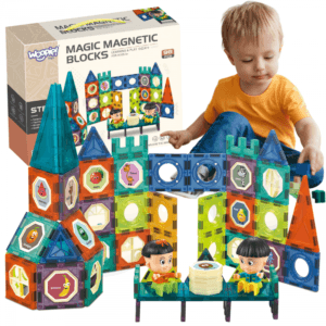 Otrok se igra z magnetnimi gradbenimi kockami