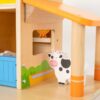 Lesena hiša z igračo krave
