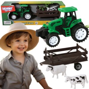 Otrok se igra z zelenim traktorjem in živalmi