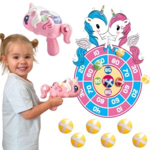 Otrok se igra z igračo samoroga in tarčo.